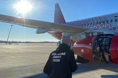 У РФ посадили "суперджет", що ледь не розвалився в небі У РФ посадили "суперджет", що ледь не розвалився в небі